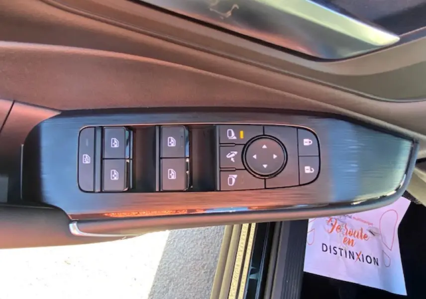 Panneau de commandes des vitres et rétroviseurs côté gauche dans un Nissan Qashqai noir 2023 finition N-Connecta.