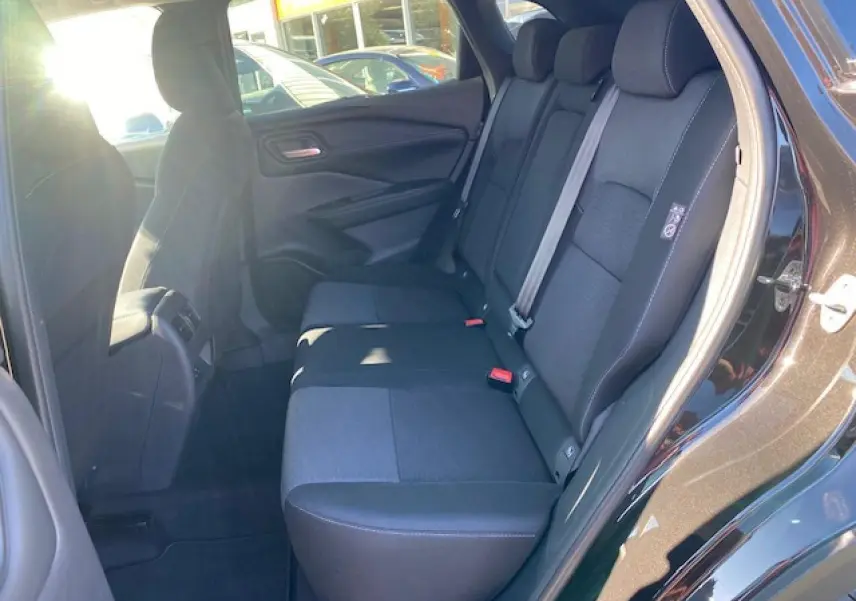 Vue intérieure côté droit des sièges arrière noirs du Nissan Qashqai 2023 version 1.3 Mild Hybrid N-Connecta.