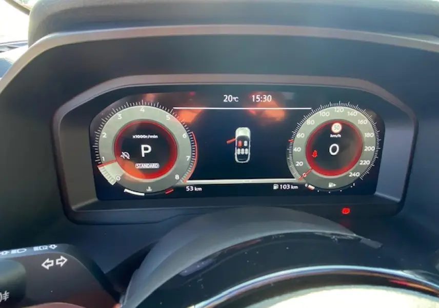 Tableau de bord numérique du Nissan Qashqai noir 2023, affichant la vitesse, régime et état du véhicule en vue frontale.