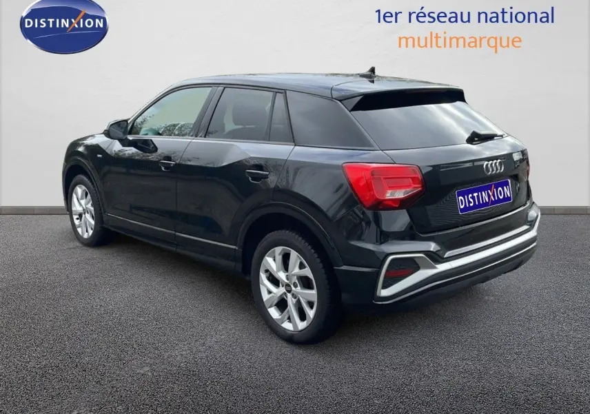Audi Q2 noir mito metal en 3/4 arrière côté gauche, avec jantes alliage et feux arrière LED distinctifs.