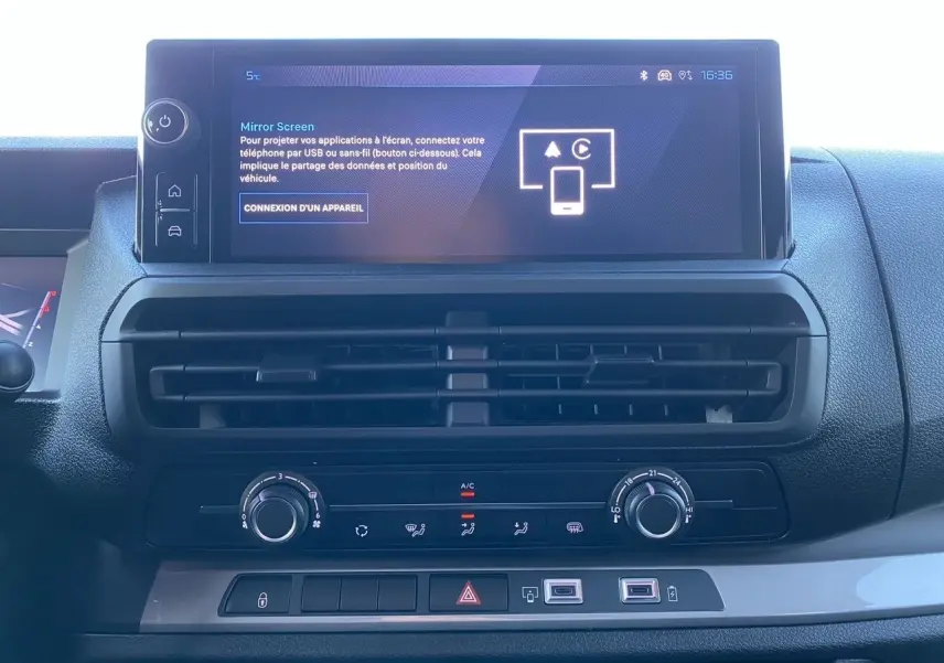 Vue rapprochée du tableau de bord du Peugeot Expert blanc, avec écran tactile 10'' et commandes de climatisation.