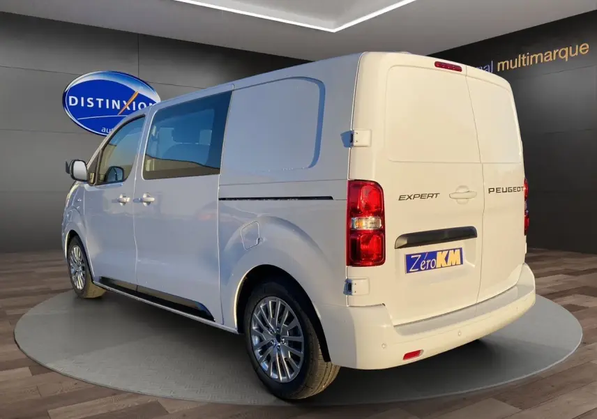 Peugeot Expert cabine approfondie blanc icy vu en 3/4 arrière droit avec jantes alliage et portes battantes arrière.