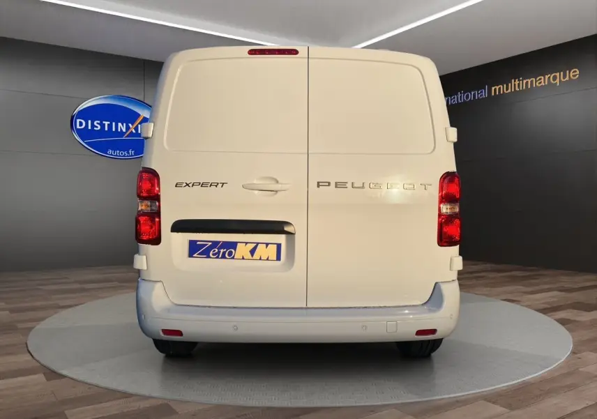 Vue arrière d'un Peugeot Expert Cabine Approfondie blanc Icy avec portes battantes et feux rouges visibles.
