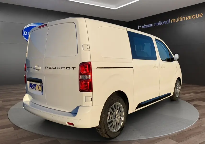 Vue 3/4 arrière droite du Peugeot Expert cabine approfondie blanc icy avec vitres teintées et jantes tôle noires 17 pouces.