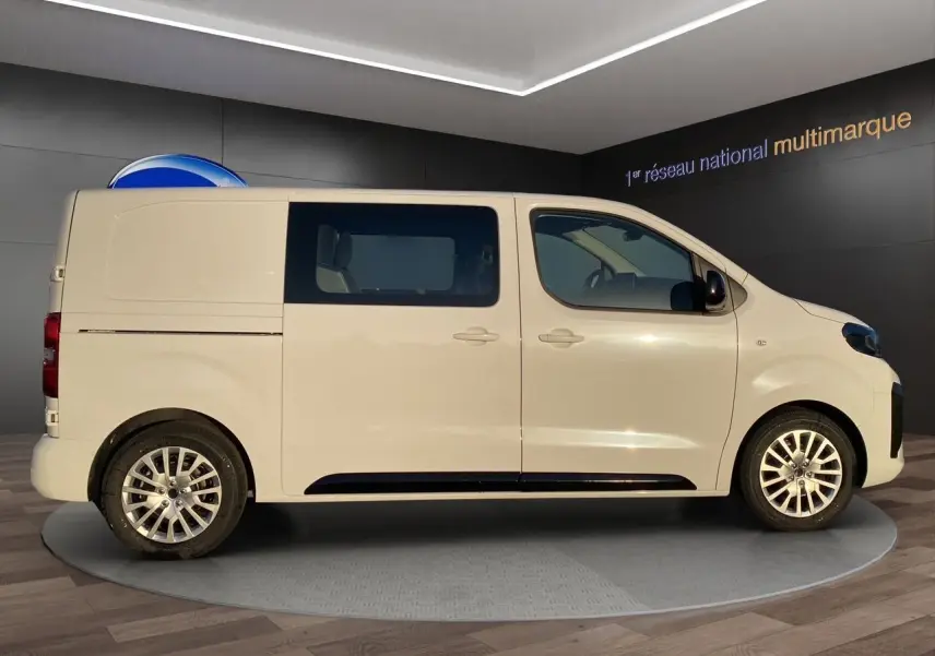 Vue de profil droit du Peugeot Expert Cabine Approfondie blanc Icy avec jantes alliage et vitres teintées.
