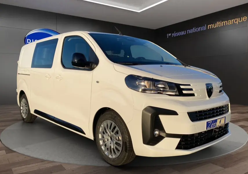 Vue 3/4 avant droite du Peugeot Expert Cabine Approfondie blanc Icy avec boucliers noirs et jantes tôle argentées.