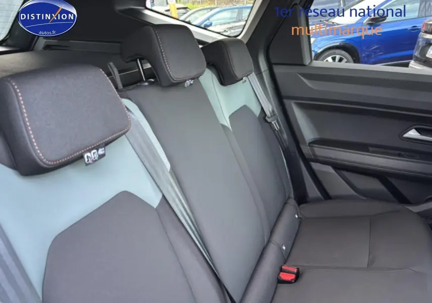 Vue latérale droite de la banquette arrière grise du Dacia Bigster 2025 avec appuie-têtes et ceintures visibles.