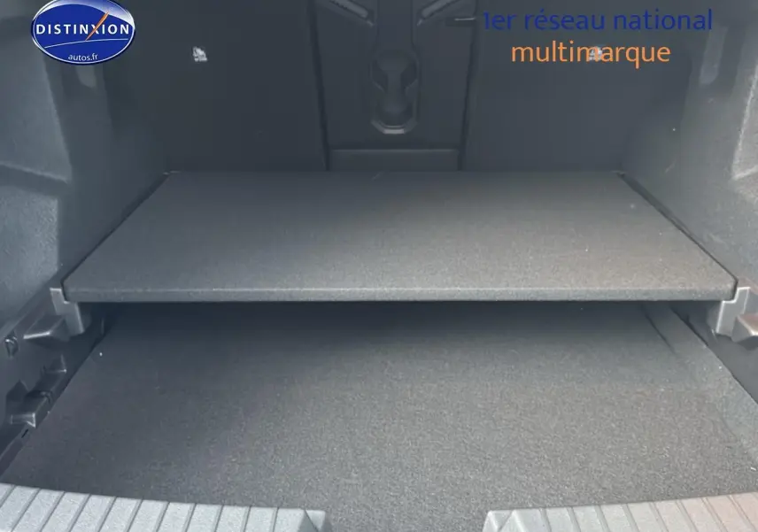 Coffre ouvert du Dacia Bigster 2025 vert cèdre, montrant le plancher modulable et l'espace de chargement.