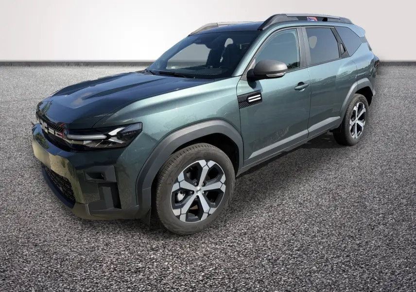 SUV Dacia Bigster vert en vue 3/4 avant droit avec attelage et jantes bicolores distinctives.