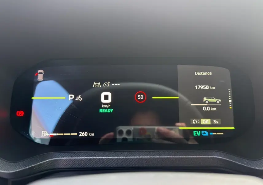 Affichage numérique du combiné d'instruments du Dacia Bigster Journey hybride, montrant la vitesse à 0 km/h et l'autonomie restante.