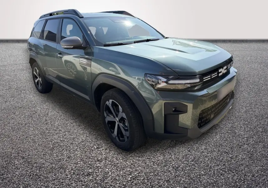 Vue 3/4 avant d'un SUV Dacia Bigster vert avec attelage RDSO et jantes noires sur sol gris.