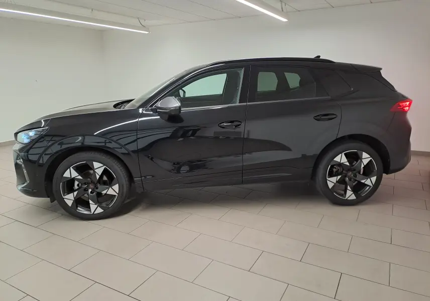 Vue de profil côté gauche du CUPRA TERRAMAR 2025 noir minuit avec jantes 20'' Gravity usinées dans un intérieur lumineux.