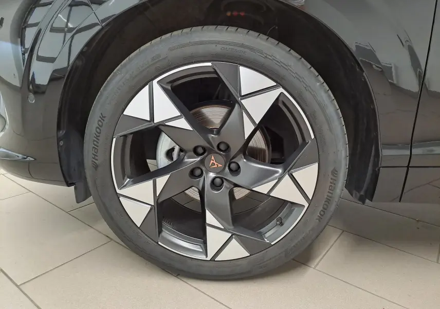 Gros plan sur la jante 20'' Gravity usinée du CUPRA TERRAMAR 2025 en Noir Minuit, avec logo CUPRA au centre.