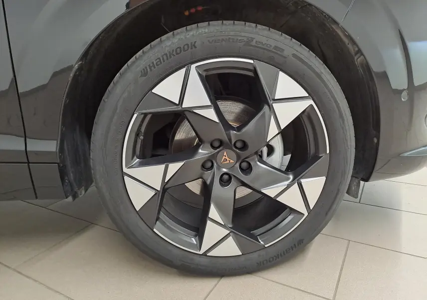 Gros plan sur la jante 20'' Gravity usinée du côté avant droit d'une CUPRA TERRAMAR Noir Minuit 2025.