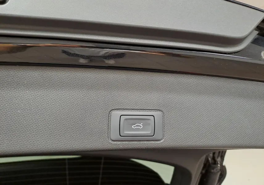 Bouton d'ouverture électrique du coffre sur la partie intérieure du hayon d'un CUPRA TERRAMAR noir minuit.