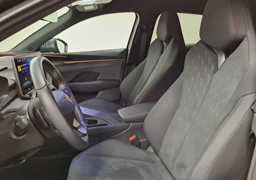 Vue intérieure côté conducteur de la CUPRA TERRAMAR 2025 avec sièges noirs en alcantara et détails orange contrastants.