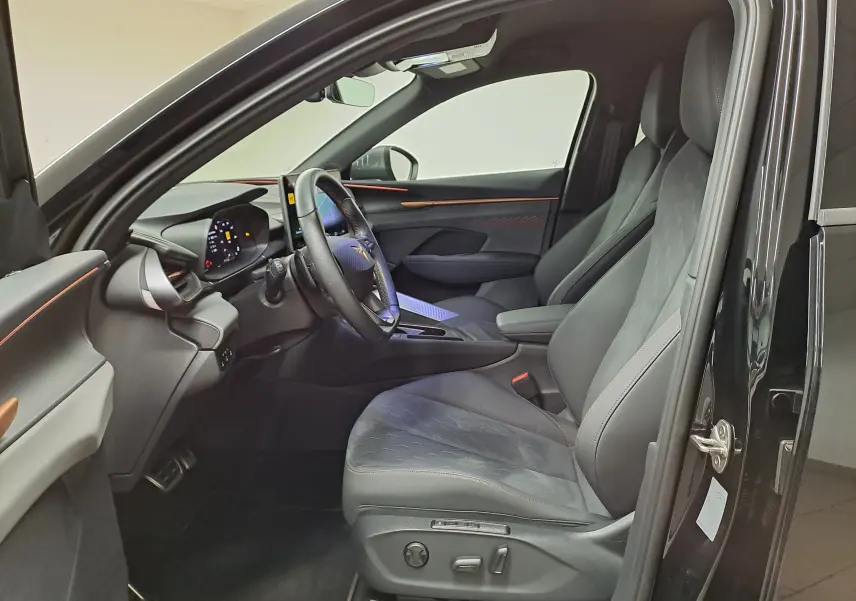 Vue intérieure côté conducteur du CUPRA TERRAMAR noir minuit, avec sièges sport en cuir et tableau de bord digital.