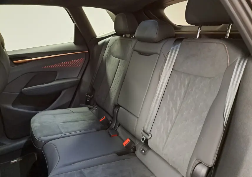 Vue intérieure côté droit des sièges arrière en tissu et cuir noir avec surpiqûres orange du CUPRA TERRAMAR 2025.