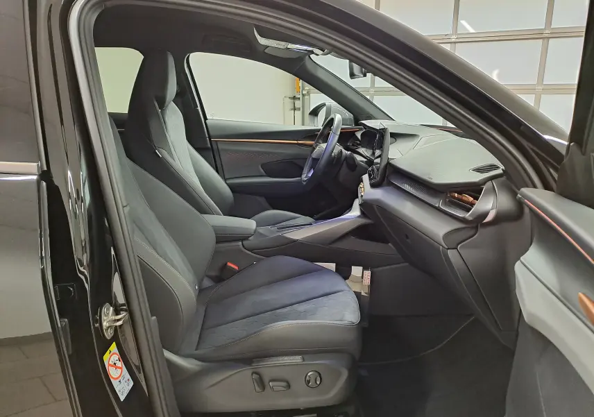 Vue intérieure côté conducteur du CUPRA TERRAMAR 2025 noir minuit, avec sièges sport et tableau de bord moderne.