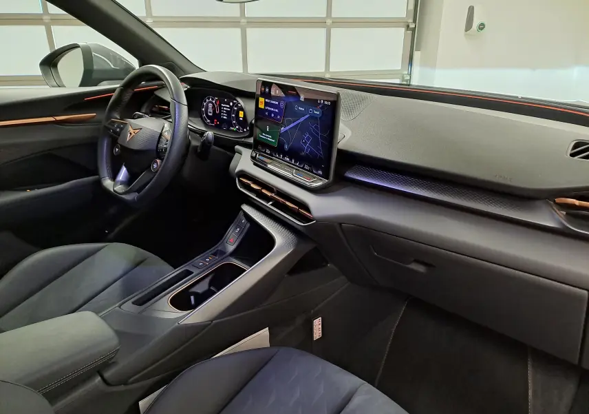 Vue intérieure côté conducteur du CUPRA TERRAMAR 2025 noir minuit, avec tableau de bord numérique et écran central tactile.