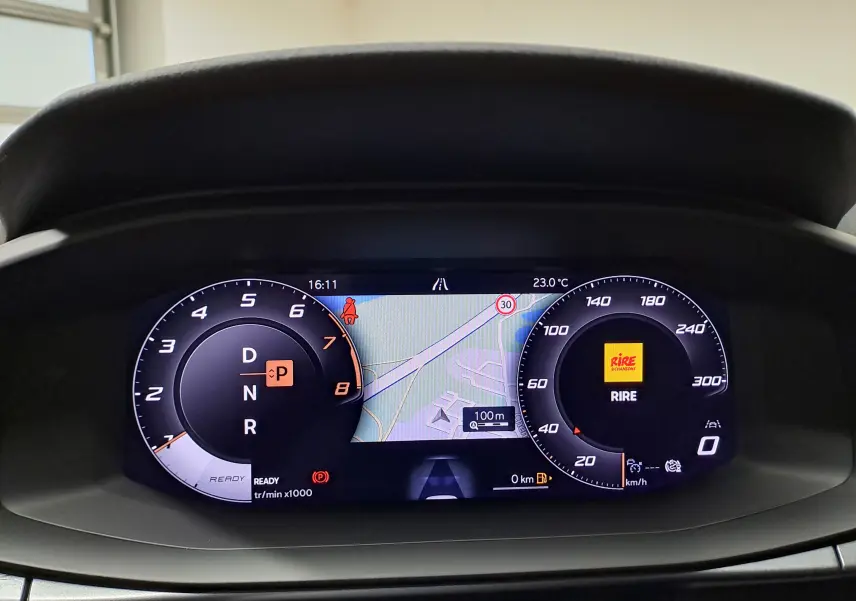 Tableau de bord numérique de la CUPRA TERRAMAR 2025 affichant la navigation et les compteurs digitaux en vue frontale.