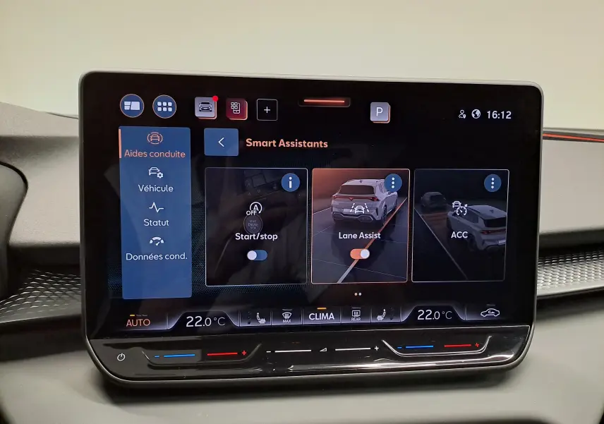 Écran tactile intérieur du CUPRA TERRAMAR 2025 affichant les assistants de conduite avec interface moderne et commandes climatisation.