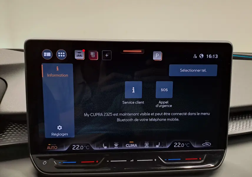 Écran tactile central du tableau de bord du CUPRA TERRAMAR 2025 affichant les options de service client et appel d'urgence.