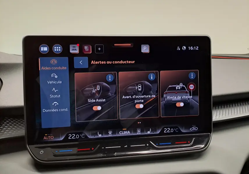 Écran tactile intérieur affichant les alertes au conducteur du CUPRA TERRAMAR 2025, avec commandes climatisation visibles.