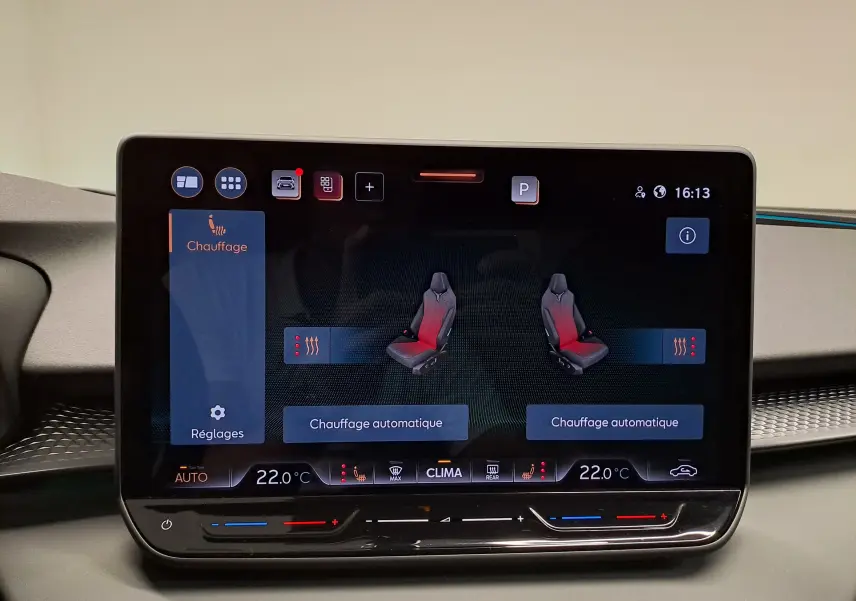 Écran tactile intérieur du CUPRA TERRAMAR 2025 affichant le réglage du chauffage des sièges à 22°C.