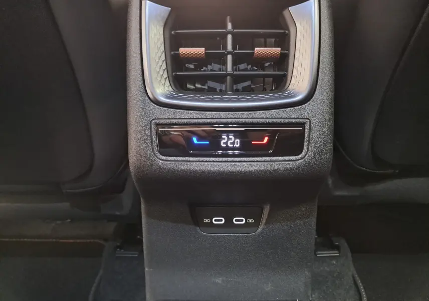 Vue rapprochée de la console arrière du CUPRA TERRAMAR 2025, noir minuit, avec réglage climatisation et ports USB.