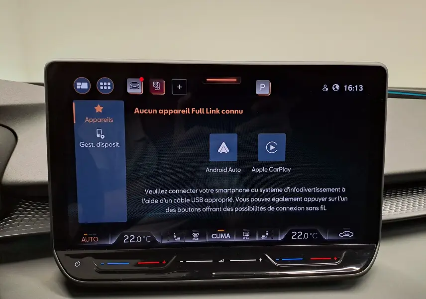 Écran tactile central du tableau de bord du CUPRA TERRAMAR 2025 affichant les options Android Auto et Apple CarPlay.
