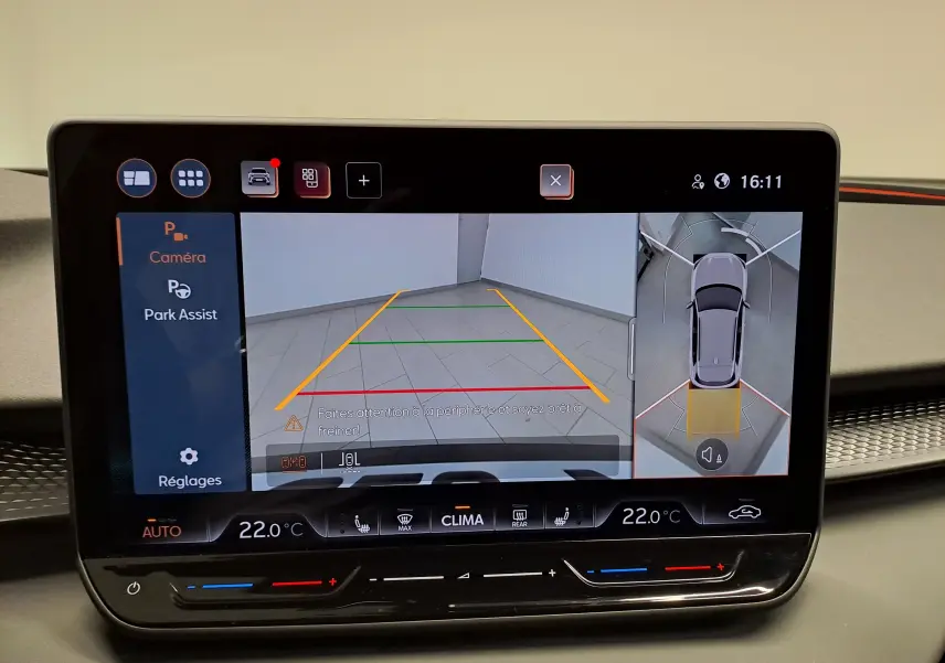 Écran intérieur affichant la caméra 360° et l’aide au stationnement du CUPRA TERRAMAR noir Minuit, vue arrière et dessus.