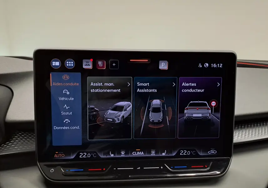 Écran tactile intérieur affichant les aides à la conduite du CUPRA TERRAMAR 2025 en vue rapprochée.