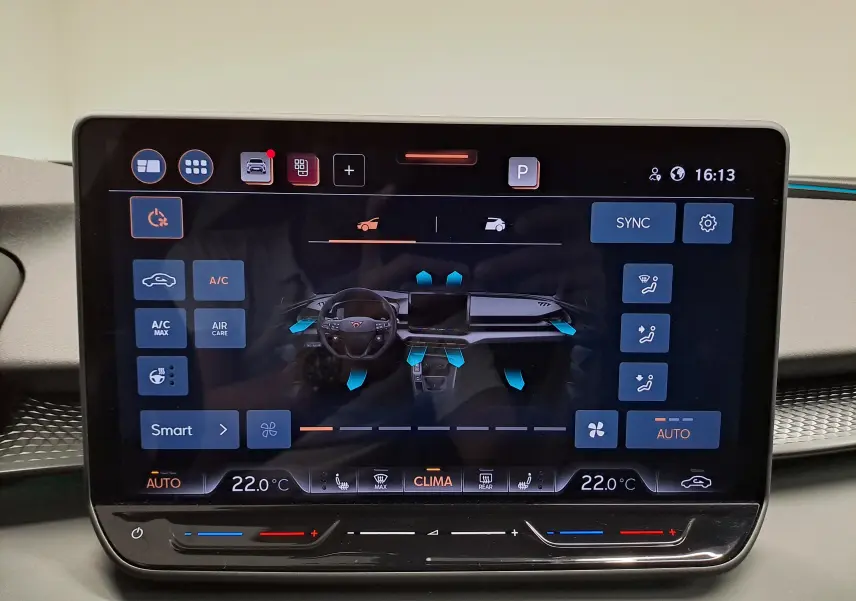 Écran tactile central du CUPRA TERRAMAR 2025 affichant les réglages climatiques avec interface moderne et graphique clair.
