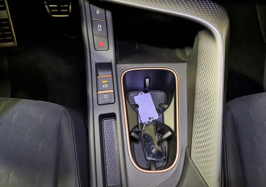 Gros plan sur la console centrale du Cupra Terramar 2025, avec clé et boutons de contrôle visibles.