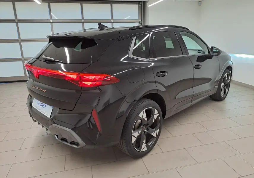 Vue 3/4 arrière droite du CUPRA TERRAMAR noir minuit avec feux arrière allumés et jantes 20'' Gravity usinées.