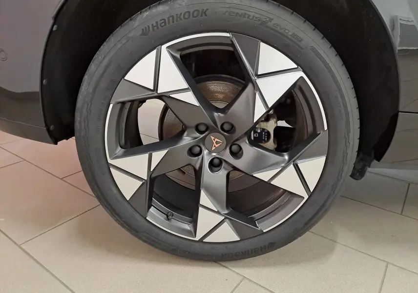 Gros plan sur la jante 20'' Gravity usinée du CUPRA TERRAMAR noir minuit, mettant en valeur son design géométrique distinctif.