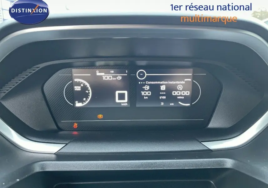 Tableau de bord numérique du Peugeot Partner 2025, affichage de la consommation instantanée et du compteur à 0 km/h.