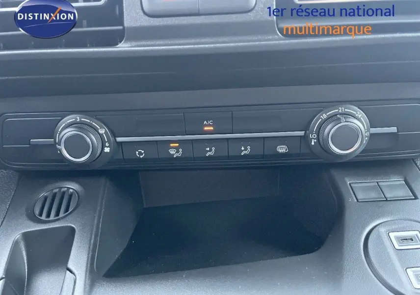 Détail du tableau de bord du Peugeot Partner 2025 montrant la commande de climatisation avec réglages manuels et affichage lumineux.
