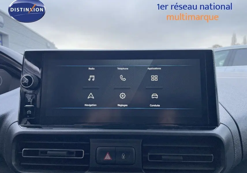 Peugeot Partner 2025 en vue intérieure sur l’écran tactile central affichant les options radio, téléphone et navigation.
