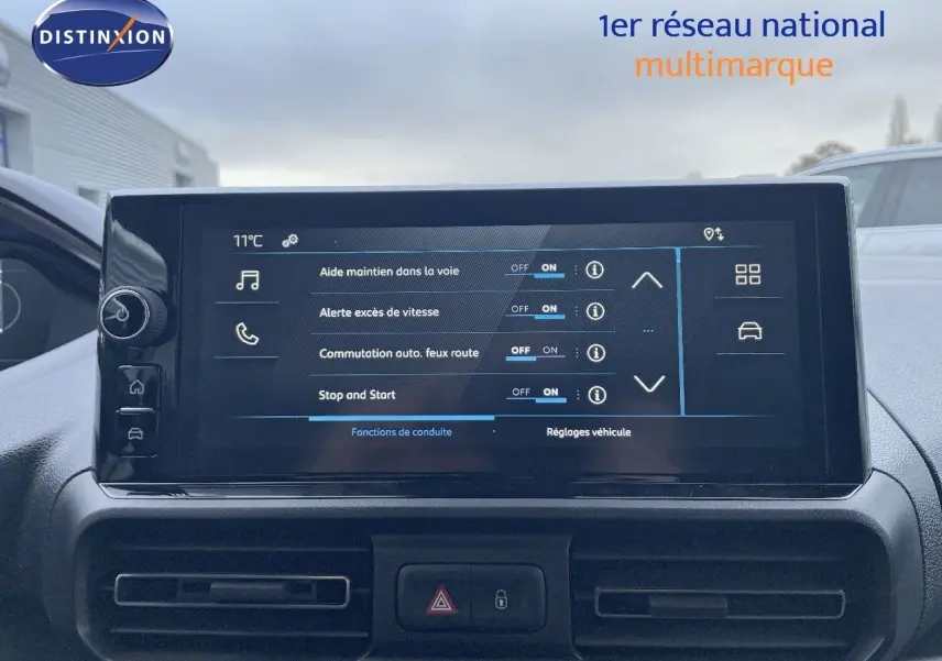 Écran tactile central du Peugeot Partner 2025 montrant les réglages d'aides à la conduite dans un intérieur sombre.