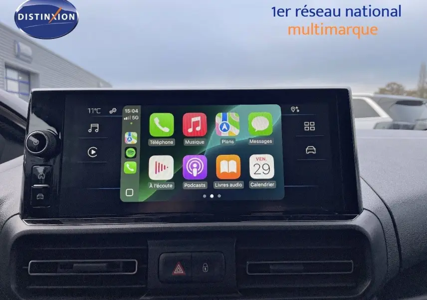 Écran tactile central du Peugeot Partner 2025 affichant des applications, vu de face dans l'habitacle.