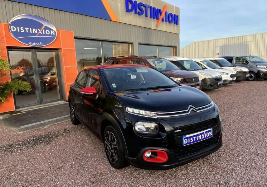 Citroën C3 2017 noir avec toit et détails rouges, vue 3/4 avant droit devant concession Distinxion.