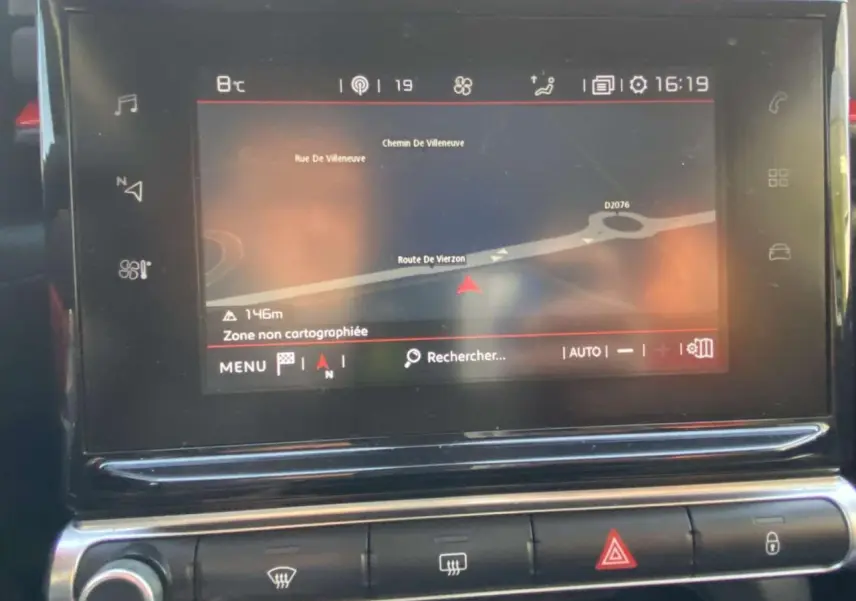 Écran tactile 7 pouces du système CITROËN Connect Nav affichant la navigation dans une Citroën C3 noire toit rouge.