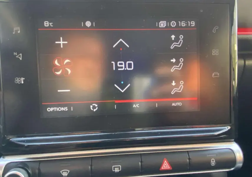 Écran tactile central de la Citroën C3 2017 noir toit rouge affichant la climatisation à 19°C en gros plan.