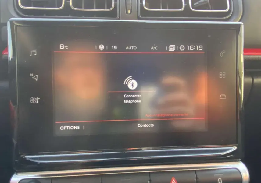 Écran tactile central du tableau de bord du Citroën C3 noir toit rouge, affichant la connexion Bluetooth téléphone.