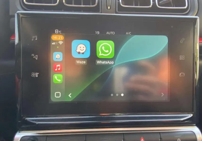 Écran tactile central de la Citroën C3 2017 affichant les applications Waze et WhatsApp en interface connectée.