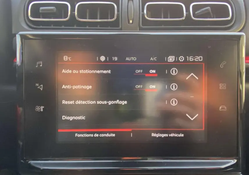 Écran tactile central de la Citroën C3 2017 affichant les réglages d’aide au stationnement et d’anti-patinage.
