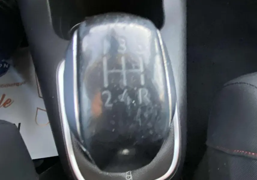 Gros plan sur le levier de vitesses manuel noir de la Citroën C3 1.2 12V Shine avec coutures apparentes sur la console.