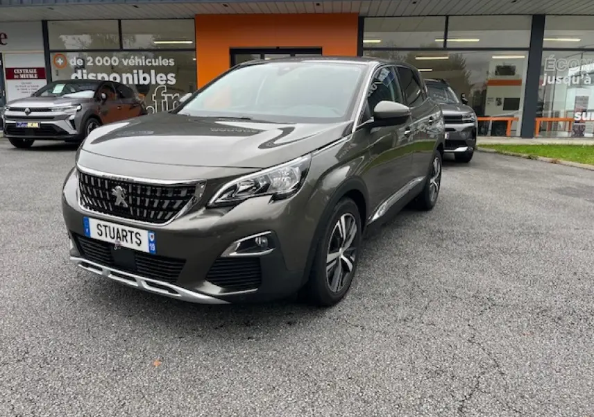 Peugeot 3008 gris Amazonite en 3/4 avant droit, avec jantes alliage et calandre noire brillante.